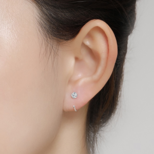 S999 Sterling Silver Minimalist C-Shaped Hoop Earrings – Great Shop Model Wearing The 8Mm Silver C-Shaped Half-Hoop Earring Showing How It Curves Around The Earlobe.