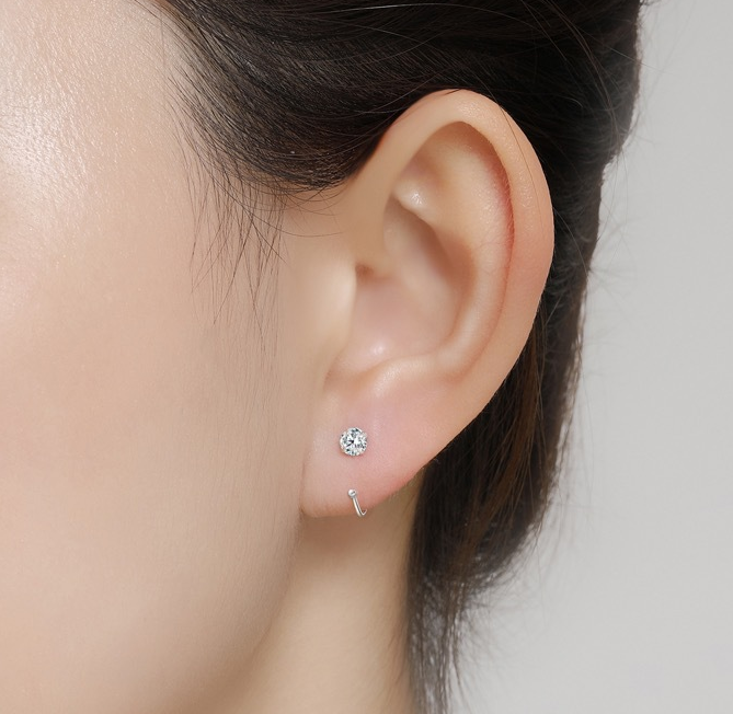 S999 Sterling Silver Minimalist C-Shaped Hoop Earrings – Great Shop Model Wearing The 8Mm Silver C-Shaped Half-Hoop Earring Showing How It Curves Around The Earlobe.